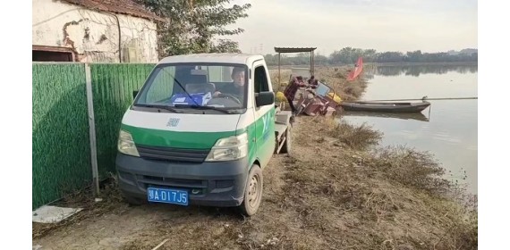 三轮车滑落鱼塘！武汉新沟镇街综合执法中心队员全力救援