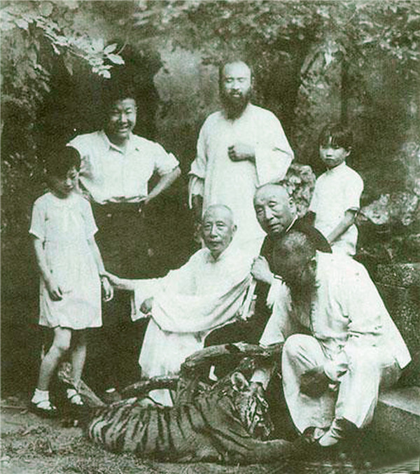 2李长慧（左一）、李宝常（左二）与张善孖（前一）、张大千（后排右二）兄弟在苏州网狮园