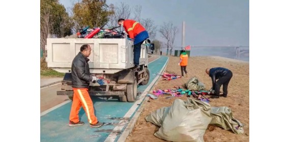 湖北仙桃：清扫烟花爆竹垃圾 保障城市环境整洁