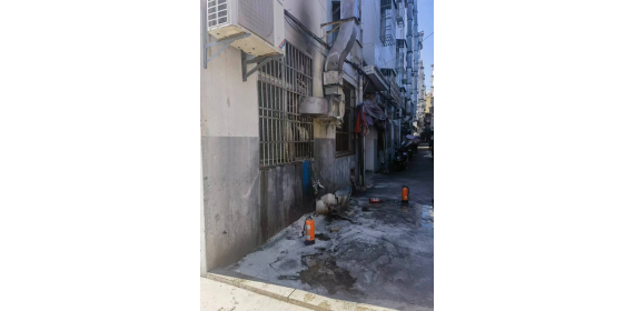 餐饮门店突发火情 武汉黄陂蔡家榨街路长协助消防紧急处置