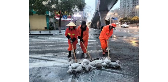 1200余名应急保障人员出动 武汉江汉区城管大战暴雪