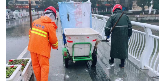 湖北洪湖：除雪融冰保畅行 筑牢防寒安全线