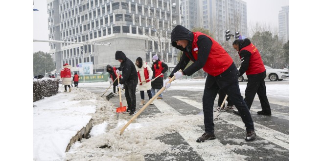 湖北随州市城管执法系统全力以赴除雪保畅通