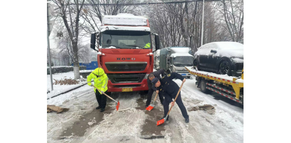 武汉长青街综合执法中心：暴雪持续上线 帮助受困车辆保平安