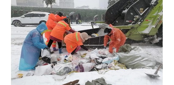 湖北仙桃城管：克服垃圾清运困难 全力保障环境整洁