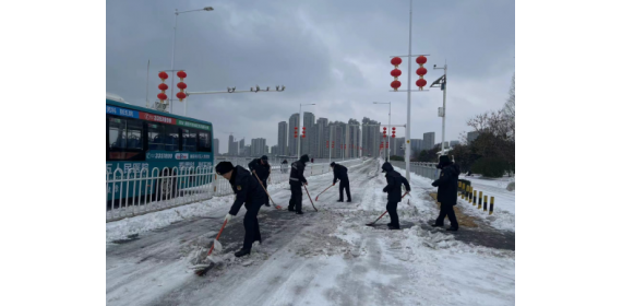 湖北襄阳鱼梁洲综合执法局：以雪为令齐奋战 除冰铲雪保畅通