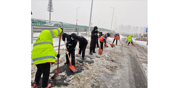 湖北襄阳东津新区综合执法中心：以雪为令，全员出动除雪保通畅