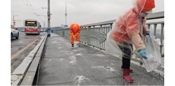 风正紧 雪正酣 武昌城管昼夜不停斗风战雪