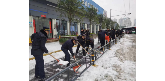 武昌城管党员干部上街铲冰除雪，保居民出行畅通