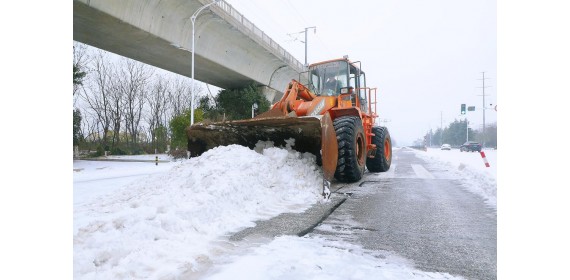 湖北江夏区：风雪冷酷 城管暖心