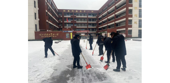 武汉长青街综合执法中心党员带头齐上阵 开辟安全路  情暖学子心