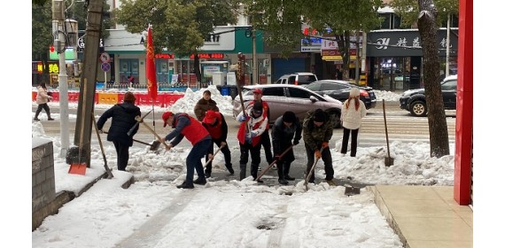 战风雪，护平安，湖北咸宁住建打响铲雪除冰歼灭战