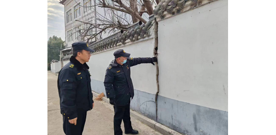 “管得宽”更能“管得好” 黄陂蔡店街路长修复破损墙体除隐患