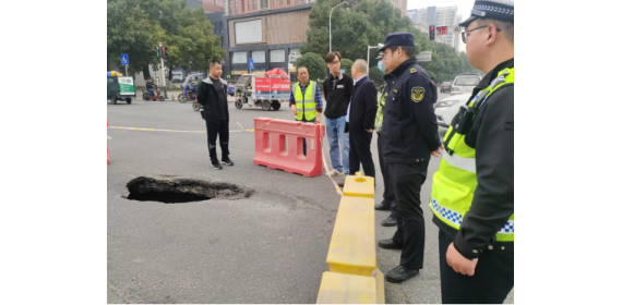 道路惊现“大窟洞” 武汉长青街综合执法中心快速处置保安全