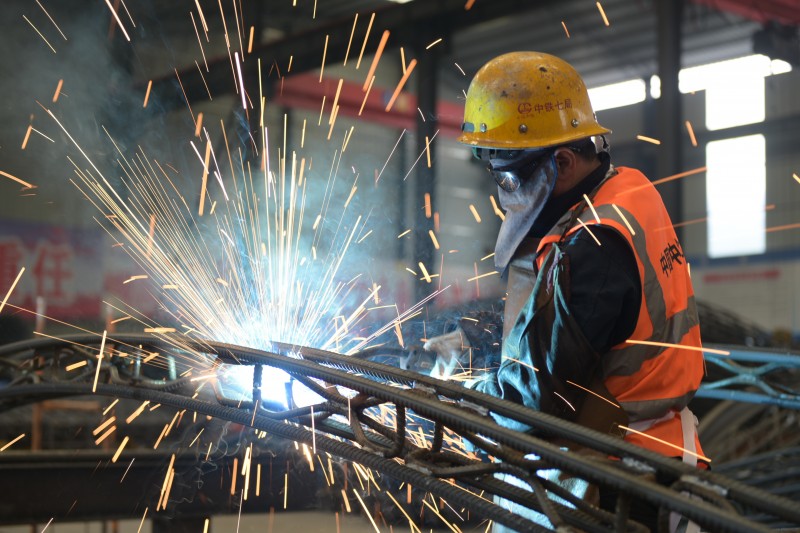 西十高铁建设忙，图为中铁七局西十高铁项目部钢筋加工厂施工人员正在进行格栅钢架焊接作业---胡苗苗摄 (3)(1)