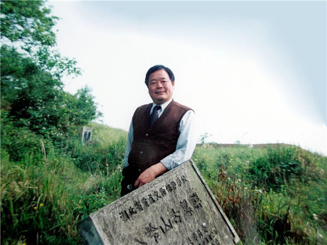 2001年，本文作者为陈礼荣在八岭山留影