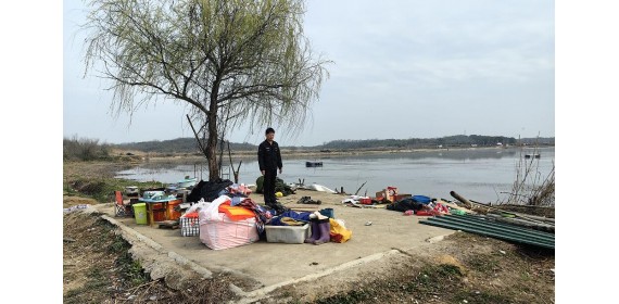 湖北江夏：护航樱花节，路长巡查拆除湖边一处乱搭乱建