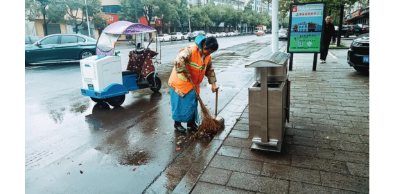 春雨焕新颜  石首城管精细绣花 扮靓城市颜值