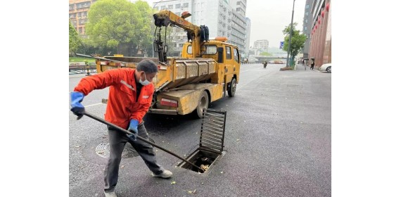 湖北宜昌：坚守城市管理一线 让节日环境更“清”洁“明”净
