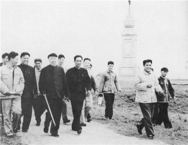 1湖北省省长张体学(左三)陪同董必武（左二）视察荆江大堤