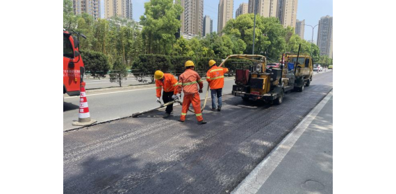 湖北宜昌： 道路养护“不降温” 安全保畅“不打烊”