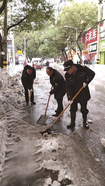 下沉社区铲雪除冰