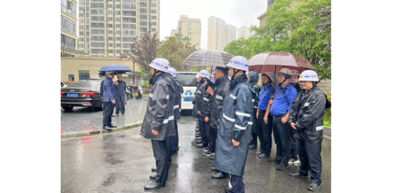 湖北英山县城管：风雨无阻显决心，拆违控违不松劲