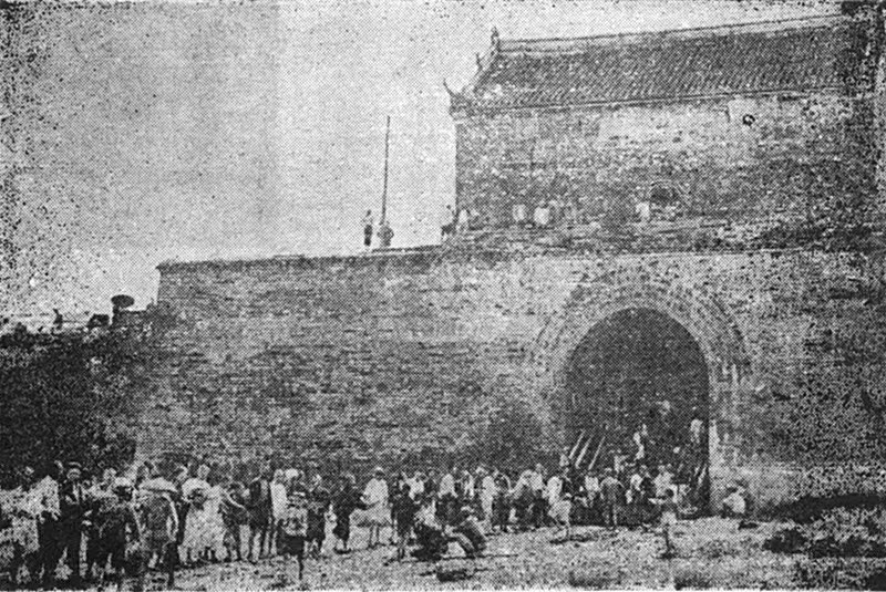 11935年7月，荆州城内的人们在堵塞城门