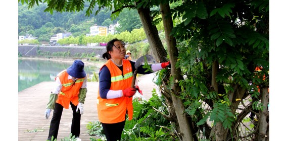 湖北宣恩：清理贡水河道垃圾 守护城市洁净美