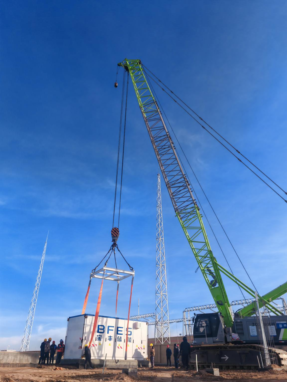 十一化建西北分公司酒泉储能项目首台电池舱设备吊装一次成功-中华建设网